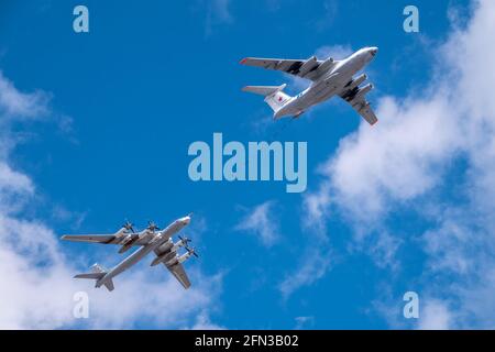 Moskau, Russland - 05. Mai 2021: Die Gruppe der strategischen Bomber der Langstreckenflieger TU-95ms und des fliegenden Tankers Il-78m fliegen über den Roten Platz Stockfoto