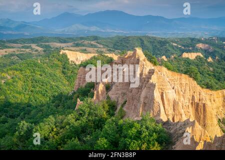 Sonnenuntergangslandschaft der Melnik-Pyramiden in der Nähe des Dorfes Rozhen im Südwesten Bulgariens. Sandpyramiden im Pirin-Gebirge, Blick von Rozhen - Melni Stockfoto