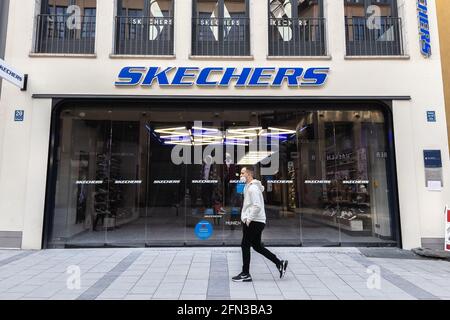 Skechers Schuhgeschäft Schild in der Münchner Innenstadt Stockfoto