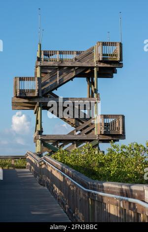 Promenade, die zu einer dreistöckigen Aussichtsplattform mit Blick auf Safety Harbor/Tampa Bay führt, die sich im Pinellas County befindet. Weedon Island Nature Preserve. Stockfoto