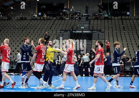 Aalborg, Dänemark. Mai 2021. Die Spieler der beiden Teams begrüßen sich nach dem Viertelfinale der EHF Champions League zwischen Aalborg Handball und SG Flensburg-Handewitt in der Jutlander Bank Arena in Aalborg. (Foto: Gonzales Photo/Alamy Live News Stockfoto