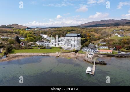 Luftaufnahme der Isle of Jura Destillerie und Isle of Jura Hotel, Craighouse, Jura, Inner Hebrides, Schottland Stockfoto