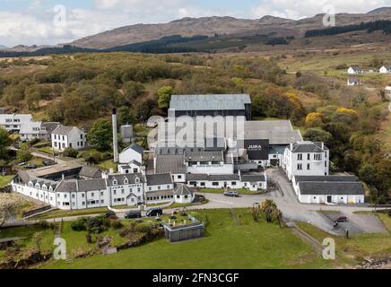 Luftaufnahme der Isle of Jura Destillerie und Isle of Jura Hotel, Craighouse, Jura, Inner Hebrides, Schottland Stockfoto