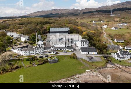 Luftaufnahme der Isle of Jura Destillerie und Isle of Jura Hotel, Craighouse, Jura, Inner Hebrides, Schottland Stockfoto