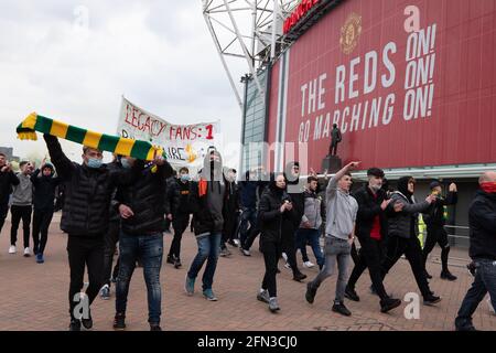 Manchester, Großbritannien. 13 2021. Mai: Menschenmassen versammeln sich und marschieren um den Boden. Protest in Manchester. VEREINIGTES KÖNIGREICH . Protest gegen Old Trafford. Demonstranten kämpfen gegen Besitzer.Manchester United Fans sind Anti-Glazer die amerikanischen Eigentümer. Bildnachweis: Garyroberts/worldwidefeatures.com Bildnachweis: GARY ROBERTS/Alamy Live News Stockfoto