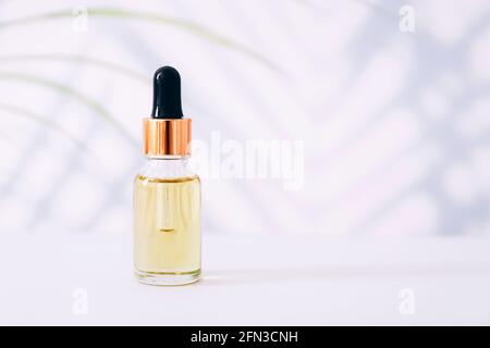 Serum- oder ätherische Ölflasche auf hellem Hintergrund. Natürliche organische Kosmetik Stockfoto