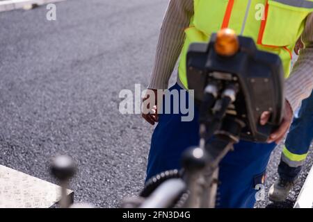 Sanierung der Straße. Frische Asphaltkonstruktion Stockfoto