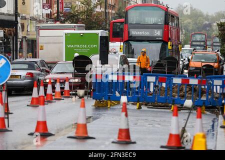 London, Großbritannien. Mai 2021. Straßenbauarbeiten, die zu einer Anhäufung von Verkehrsbehinderungen im Norden Londons führen. (Foto: Dinendra Haria/SOPA Images/Sipa USA) Quelle: SIPA USA/Alamy Live News Stockfoto