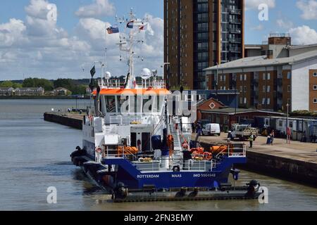 Hybride Wassereinspritzbagger Maas, der um den King George herum arbeitet V Lock in London Stockfoto