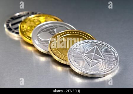 Auswahl an Kryptowährungs-Token-alt-Münzen, darunter ethereum classic, Dogecoin, Ripple, cardano und Litecoin Stockfoto