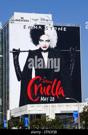 Los Angeles, Kalifornien, USA 8. Mai 2021 EIN allgemeiner Blick auf die Atmosphäre von Disney 'Cruella' Emma Stone Billboard während der Coronavirus Covid-19 Pandemie am 8. Mai 2021 in Los Angeles, Kalifornien, USA. Foto von Barry King/Alamy Stockfoto Stockfoto