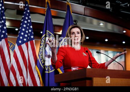 Washington, USA. Mai 2021. Die Sprecherin des US-Repräsentantenhauses, Nancy Pelosi, spricht während ihrer wöchentlichen Pressekonferenz am 13. Mai 2021 auf dem Capitol Hill in Washington, DC, USA. Kredit: Ting Shen/Xinhua/Alamy Live Nachrichten Stockfoto