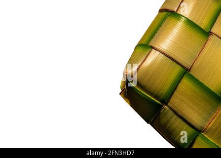 Ketupat Lebaran, isoliert, ist ein Reiskuchen, der in einem diamantförmigen Behälter aus gewebten Kokosnussblättern verpackt ist und Ende des Ramadan und in Eid Mu serviert wird Stockfoto