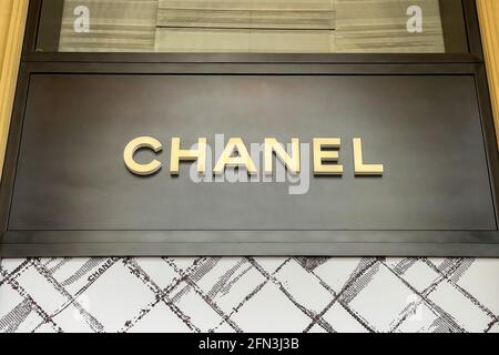 Schild für den Chanel-Laden im Stadtzentrum von München Stockfoto