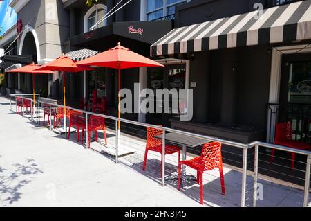 West Hollywood, California, USA 8. Mai 2021 EIN allgemeiner Blick auf die Atmosphäre des Essens im Freien am Sunset Blvd am 8. Mai 2021 in West Hollywood, Kalifornien, USA. Foto von Barry King/Alamy Stockfoto Stockfoto