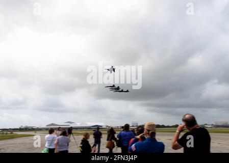 Melbourne, Brevard County, Florida. USA 13. Mai 2021. Die Flugzeuge der Great Florida Air Show Blue Angels kommen an diesem Wochenende zur Show an. Vor der Ankunft des Teams „Fat Albert“ landeten die sanierten C-130-Transportteams bei der Wartungs- und Supportmannschaft. Unter bewölktem Himmel kam das Team mit ihren neuen F/A-18 Super Hornets an. Foto: Julian Leek/Alamy Live News Stockfoto