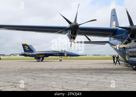 Melbourne, Brevard County, Florida. USA 13. Mai 2021. Die Flugzeuge der Great Florida Air Show Blue Angels kommen an diesem Wochenende zur Show an. Vor der Ankunft des Teams „Fat Albert“ landeten die sanierten C-130-Transportteams bei der Wartungs- und Supportmannschaft. Unter bewölktem Himmel kam das Team mit ihren neuen F/A-18 Super Hornets an. Foto: Julian Leek/Alamy Live News Stockfoto