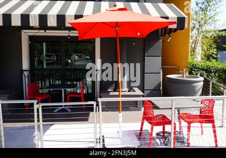 West Hollywood, California, USA 8. Mai 2021 EIN allgemeiner Blick auf die Atmosphäre des Essens im Freien am Sunset Blvd am 8. Mai 2021 in West Hollywood, Kalifornien, USA. Foto von Barry King/Alamy Stockfoto Stockfoto