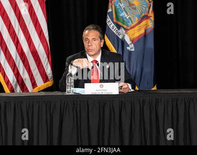 Gouverneur Andrew Cuomo gab am 13. Mai 2021 die Wiederaufnahme des Metro-North-Projekts im Gloria Wise Senior Center in der Bronx, New York, bekannt. Dem Gouverneur schlossen sich Ruben Diaz Jr., der Präsident von Bronx Borough, Michael Benedetto, der MTA-Chief Development Officer Janno lieber und der Senator des Staates Jamaal Bailey an. Nach Abschluss des Projekts werden in der Bronx 4 neue Bahnhöfe gebaut, um eine bessere Verbindung zwischen dem Stadtteil und dem Stadtzentrum zu erreichen und die Pendelzeit um mehr als 30 Minuten zu kürzen. (Foto von Lev Radin/Sipa USA) Stockfoto