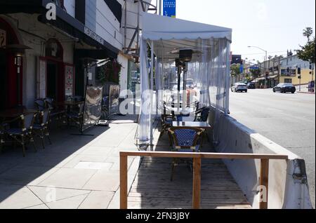 West Hollywood, California, USA 8. Mai 2021 EIN allgemeiner Blick auf die Atmosphäre des Essens im Freien am Sunset Blvd am 8. Mai 2021 in West Hollywood, Kalifornien, USA. Foto von Barry King/Alamy Stockfoto Stockfoto