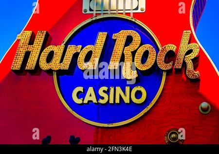 Das Schild Hard Rock Hotel and Casino ist am 8. Mai 2021 in Biloxi, Mississippi, abgebildet. Hard Rock Hotel and Casino wurde 1995 in Las Vegas gegründet. Stockfoto