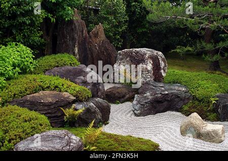 Reigenin Garten Kyoto Japan Steingruppierung und Kies Stockfoto