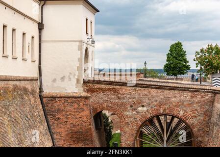 Brücke zur Burg Brünn. Eingang durch den Graben zur alten Burg auf dem Hügel von Brno in der Tschechischen Republik. Stockfoto