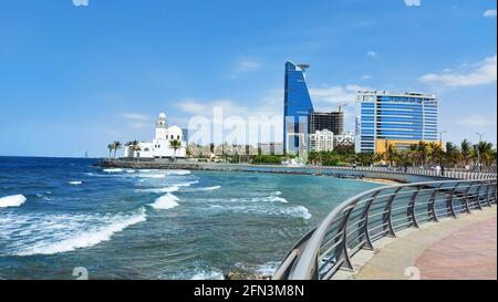 Jeddah, Saudi-Arabien - 23. April 2021: Schöner Blick auf den Strand von Jeddah - die corniche des Roten Meeres Stockfoto