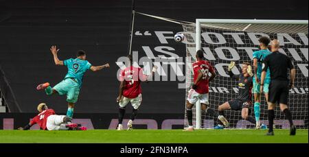 Manchester, Großbritannien. Mai 2021. Liverpools Roberto Firmino (2. L) schießt beim Premier League-Spiel zwischen Manchester United und Liverpool am 13. Mai 2021 im Old Trafford in Manchester, Großbritannien, mit einem Kopfball das zweite Tor. Quelle: Xinhua/Alamy Live News Stockfoto