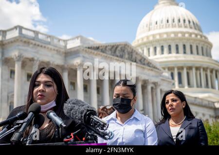 Mayra Guillen, links, und Lupe Guillen, Mitte, Schwestern von Vanessa Guillen, bieten während einer Pressekonferenz zur Wiedereinführung des I am Vanessa Guillén Act, vor dem US-Kapitol in Washington, DC, am Donnerstag, den 13. Mai 2021, Bemerkungen an. Die Tötung der 20-jährigen Armeespezialistin Vanessa Guillen in Fort Hood in Texas im vergangenen Jahr verursachte Empörung, da Guillens Familie sagte, dass Vanessa vor dem Tod schikaniert wurde. Kredit: Rod Lamkey/CNP /MediaPunch Stockfoto