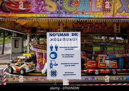 Madrid, Spanien. Mai 2021. Zeichen der Sicherheitsbestimmungen, die auf der Messe San Isidro in IFEMA, Madrid, zu sehen sind.am 15. Mai wird Madrid, die Hauptstadt Spaniens, das Fest des heiligen San Isidro Labrador feiern. Die Parteien wurden 2020 aufgrund der COVID-19-Pandemie suspendiert, aber in diesem Jahr wird die Messe auf der IFEMA in Madrid stattfinden, einem kontrollierten Raum, so dass die Organisatoren die entsprechenden Sicherheitsmaßnahmen ergreifen können. Kredit: Diego Radames/SOPA Images/ZUMA Wire/Alamy Live Nachrichten Stockfoto