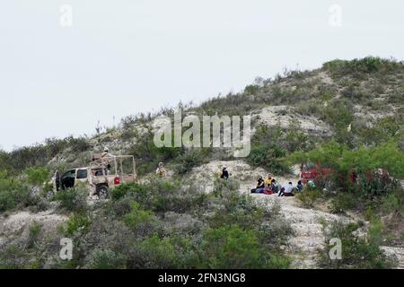 Del Rio, Usa. Mai 2021. Das mexikanische Militär fängt eine kleine Gruppe von Migranten ab, die versuchen, den Rio Grande in die USA zu überqueren. Nach inoffiziellen Schätzungen sind seit Februar 2021 rund 200,000 Migranten entlang der südlichen Grenze in die Vereinigten Staaten eingedrangen. Kredit: SOPA Images Limited/Alamy Live Nachrichten Stockfoto