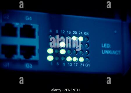 Netzwerk-Verbindungstechnik mit Netzwerk-Switch-Router, Status-LED zeigt den Port-Betriebsstatus von Rechenzentrumsanlagen in der Mobilkommunikation an Stockfoto