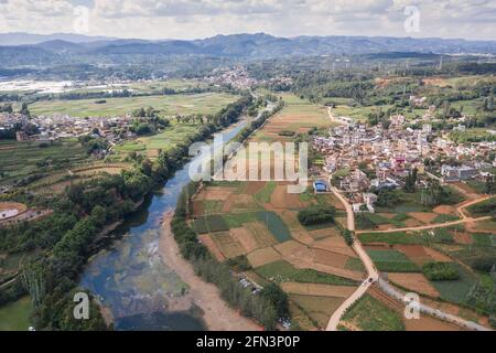 Luftaufnahme eines Dorfes in Yiliang, Yunnan - China Stockfoto