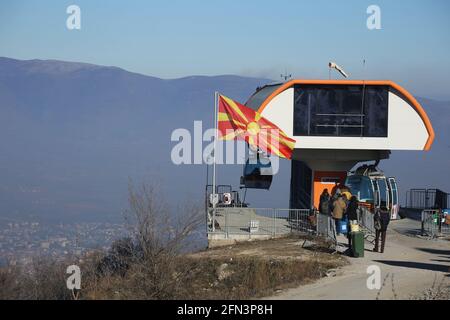 Seilbahn auf dem Vodno-Hügel in Skopje, Mazedonien. Seilbahn, die zum 66 Meter hohen Millennium Cross auf dem Gipfel des Vodno-Hügels führt. Stockfoto