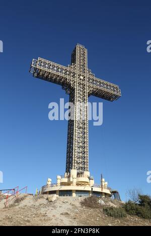 Millennium Cross auf dem Vodno Hill in Skopje, Mazedonien. Millennium Cross ist ein 66 Meter hohes Kreuz, das auf dem Gipfel des Vodno-Gebirges liegt. Stockfoto