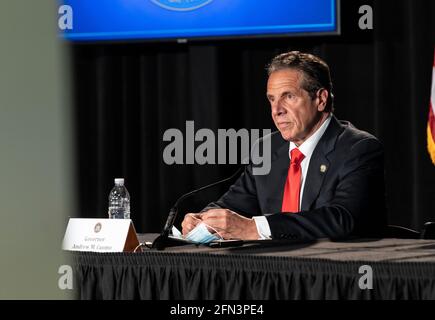 New York, NY - 13. Mai 2021: Gouverneur Andrew Cuomo gab die Wiederaufnahme des Metro-North-Projekts im Gloria Wise Senior Center in der Bronx bekannt Stockfoto