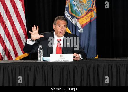 New York, NY - 13. Mai 2021: Gouverneur Andrew Cuomo gab die Wiederaufnahme des Metro-North-Projekts im Gloria Wise Senior Center in der Bronx bekannt Stockfoto