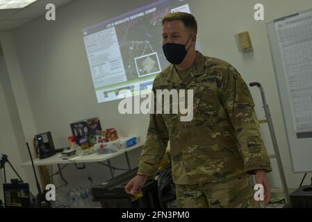 DER US-Armeekapitän Alexander Snow spricht mit seinem Team im gemeinsamen Einsatzzentrum.die United States Southern Command Joint Task Force-Bravo führte in El Salvador, Guatemala und Honduras zusammengeschlossene Operationen durch, wo sie lokale Krankenhäuser und Gemeinden medizinisch versorge. In der Stadt La Union wurden etwa 60 US-Militärmitglieder eingesetzt, um einem Krankenhaus und kleinen Inseln zu helfen, die keine medizinische Versorgung hatten. Während des Hurrikans ETA und IOTA Joint Task Force-BRAVO retteten 810 Zivilisten und lieferten 349,500 Pfund Hilfe. Stockfoto