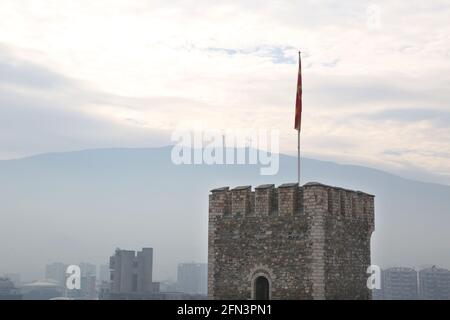 Skopje Festung hinter Vodno Hügel und Millennium Kreuz in Skopje in Mazedonien. Stockfoto