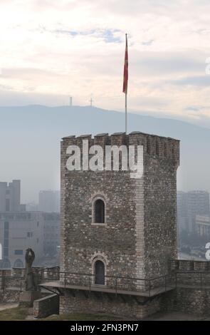 Skopje Festung hinter Vodno Hügel und Millennium Kreuz in Skopje in Mazedonien. Stockfoto