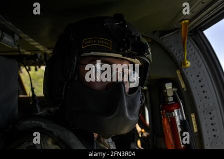 12. Mai 2021, La Union, El Salvador: US-Luftstreitkräfte-Soldat schaut auf einen Hubschrauberflug der Black Hawk UH-60L.die United States Southern Command Joint Task Force-Bravo führte in El Salvador, Guatemala und Honduras zusammengeschlossene Operationen durch, wo sie lokale Krankenhäuser und Gemeinden medizinisch versorg. In der Stadt La Union wurden etwa 60 US-Militärmitglieder eingesetzt, um einem Krankenhaus und kleinen Inseln zu helfen, die keine medizinische Versorgung hatten. Während des Hurrikans ETA und IOTA Joint Task Force-BRAVO retteten 810 Zivilisten und lieferten 349,500 Pfund Hilfe. (Bild: © Camilo Freedman/SOPA Images Stockfoto