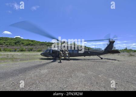 12. Mai 2021, La Union, El Salvador: Mitglieder des 228. Luftwaffenregiments der US-Luftwaffe bereiten sich auf einen Hubschrauberflug der Black Hawk UH-60L vor.die United States Southern Command Joint Task Force-Bravo führte gemeinsame Operationen in El Salvador, Guatemala und Honduras durch, wo sie lokale Krankenhäuser und Gemeinden medizinisch versorgt. In der Stadt La Union wurden etwa 60 US-Militärmitglieder eingesetzt, um einem Krankenhaus und kleinen Inseln zu helfen, die keine medizinische Versorgung hatten. Während des Hurrikans ETA und IOTA Joint Task Force-BRAVO retteten 810 Zivilisten und lieferten 349,500 Pfund Hilfe. (Kredit I Stockfoto