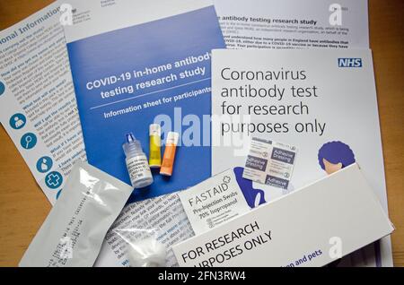 Basingstoke, Großbritannien - 13. Mai 2021: Ausrüstung und Unterlagen für einen NHS COVID-19-Antikörpertest. Ein Teil der Umfrage „Reagieren“ des Imperial College, um herauszufinden, wie Stockfoto