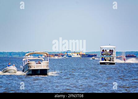 Bootsfahrer genießen die Brandung und Sonne auf Deer Island im Biloxi Small Craft Harbour, 8. Mai 2021, in Biloxi, Mississippi. Stockfoto