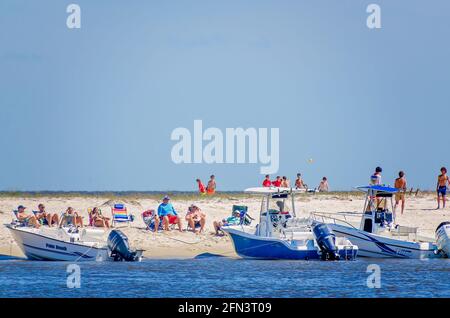 Bootsfahrer genießen die Brandung und Sonne auf Deer Island im Biloxi Small Craft Harbour, 8. Mai 2021, in Biloxi, Mississippi. Stockfoto