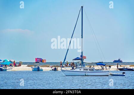 Bootsfahrer genießen die Brandung und Sonne auf Deer Island im Biloxi Small Craft Harbour, 8. Mai 2021, in Biloxi, Mississippi. Stockfoto