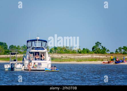 Bootsfahrer genießen die Brandung und Sonne auf Deer Island im Biloxi Small Craft Harbour, 8. Mai 2021, in Biloxi, Mississippi. Stockfoto