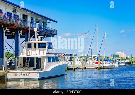 Eine 1984 AMF Hatteras Yacht ist vor McElroys Harbour House Restaurant am 8. Mai 2021 in Biloxi, Mississippi, angedockt. Stockfoto