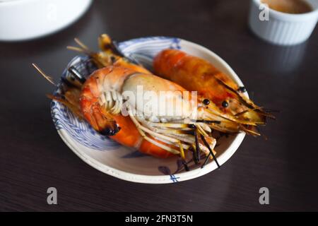 Gegrillte Garnelen, Fisch und Meeresfrüchte im thailändischen Stil Stockfoto